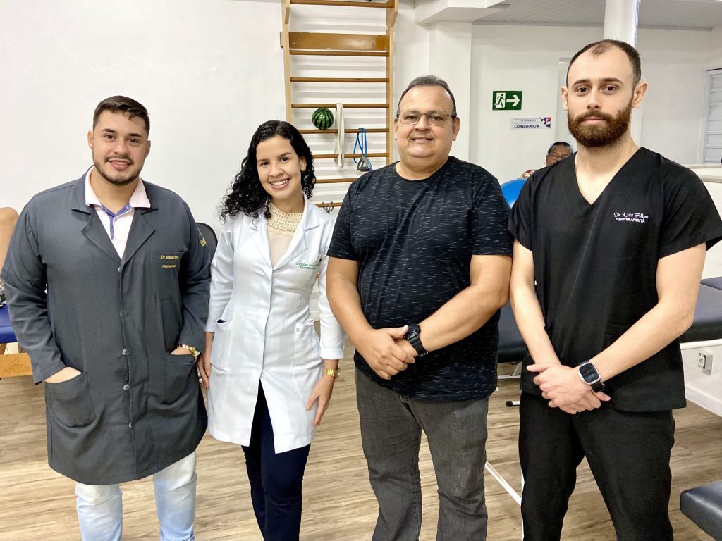 beneficiário alex teles com a equipe de fisioterapeutas do centro de reabilitação foto francielle nonato agecom