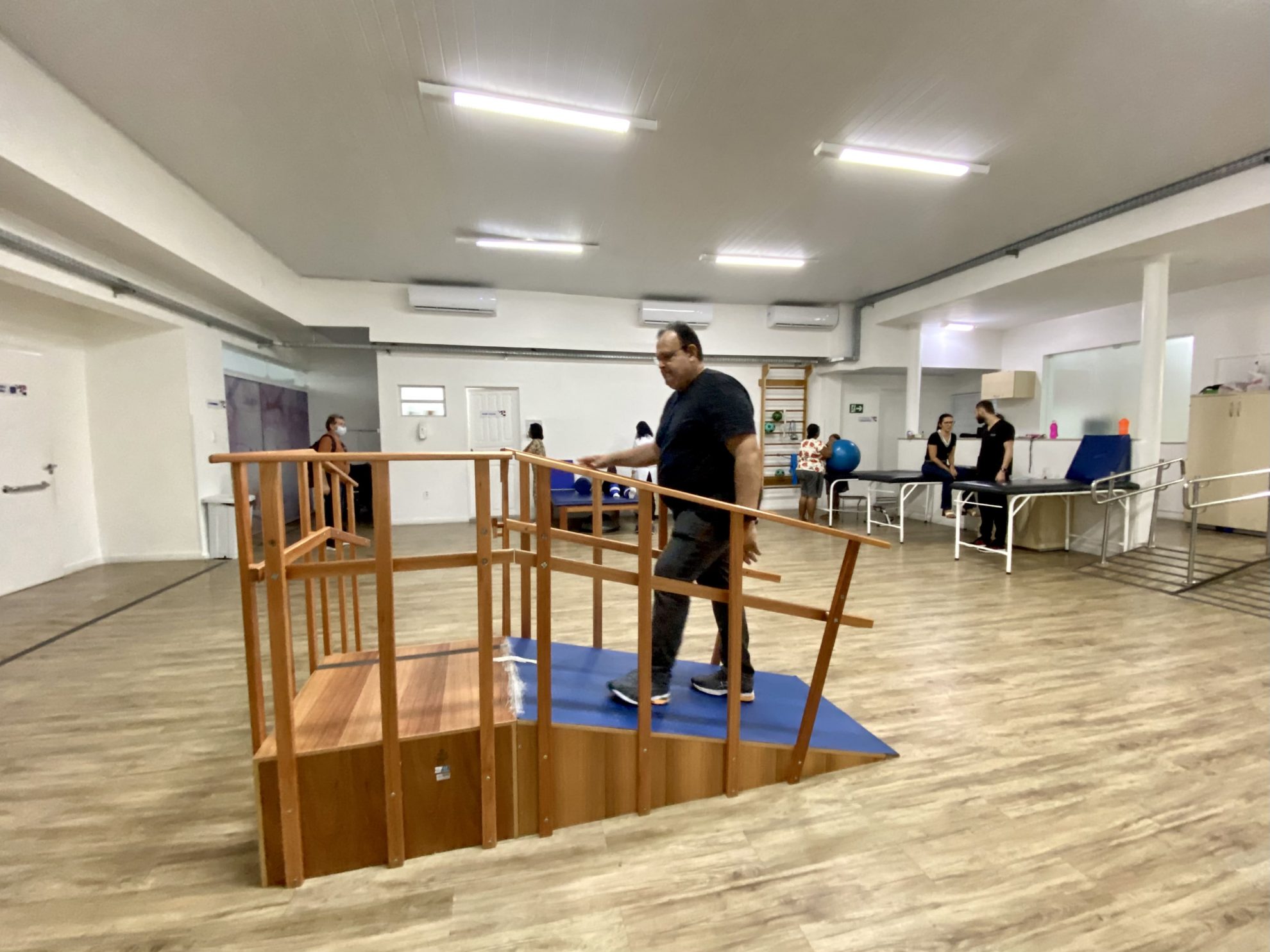 beneficiário alex teles se locomove normalmente após o tratamento no centro de reabilitação foto francielle nonato agecom