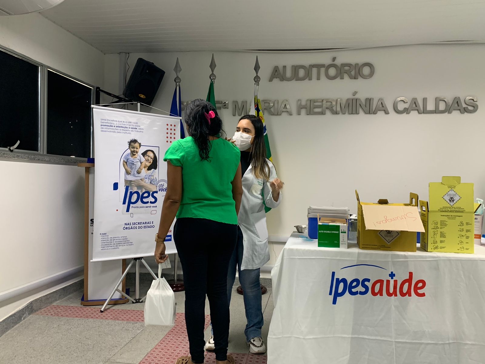 servidora coloca a vacina em dia foto agecom ipesaúde (2)