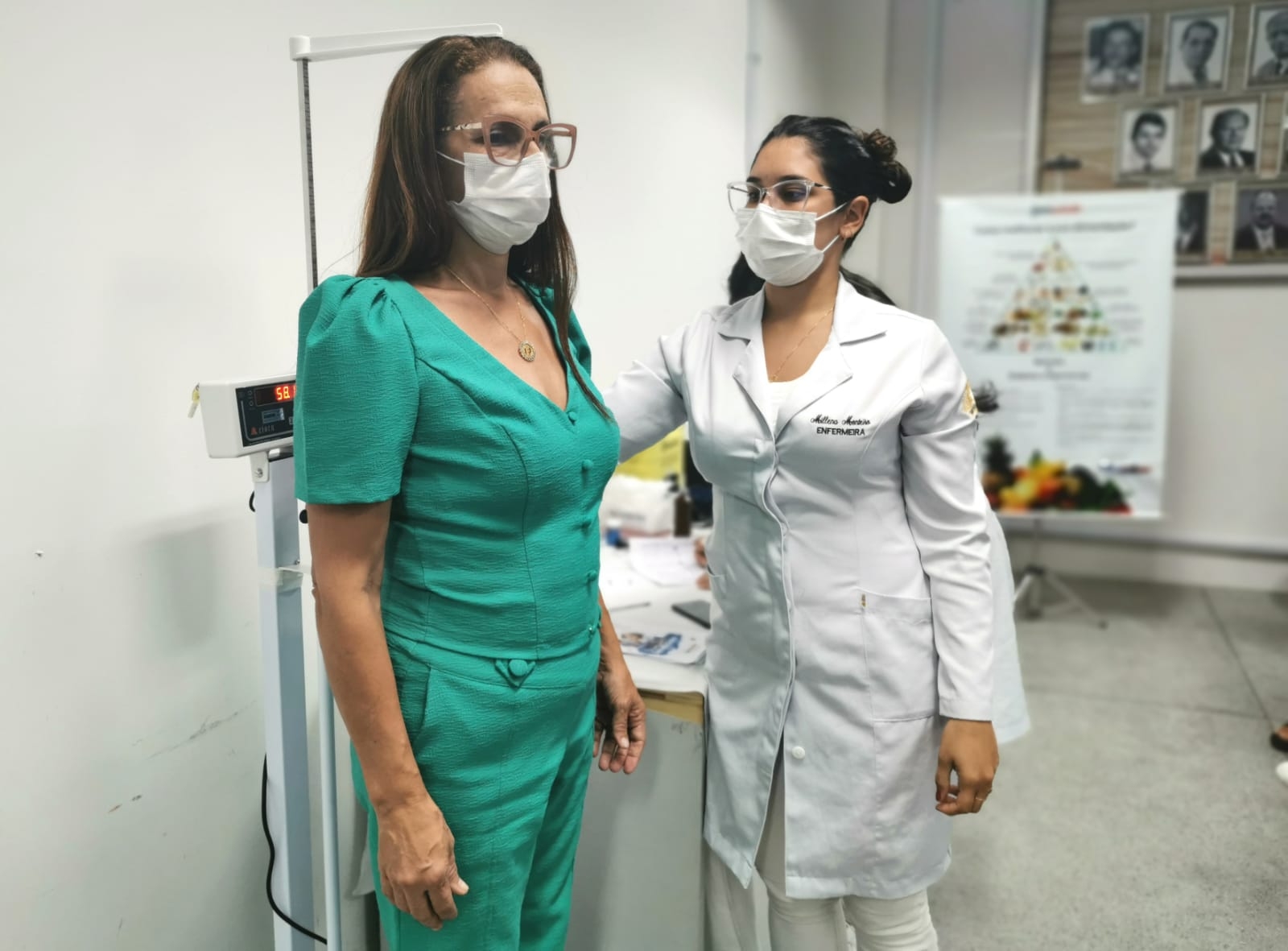 servidora faz aferição do imc foto michelle becker ascom seduc