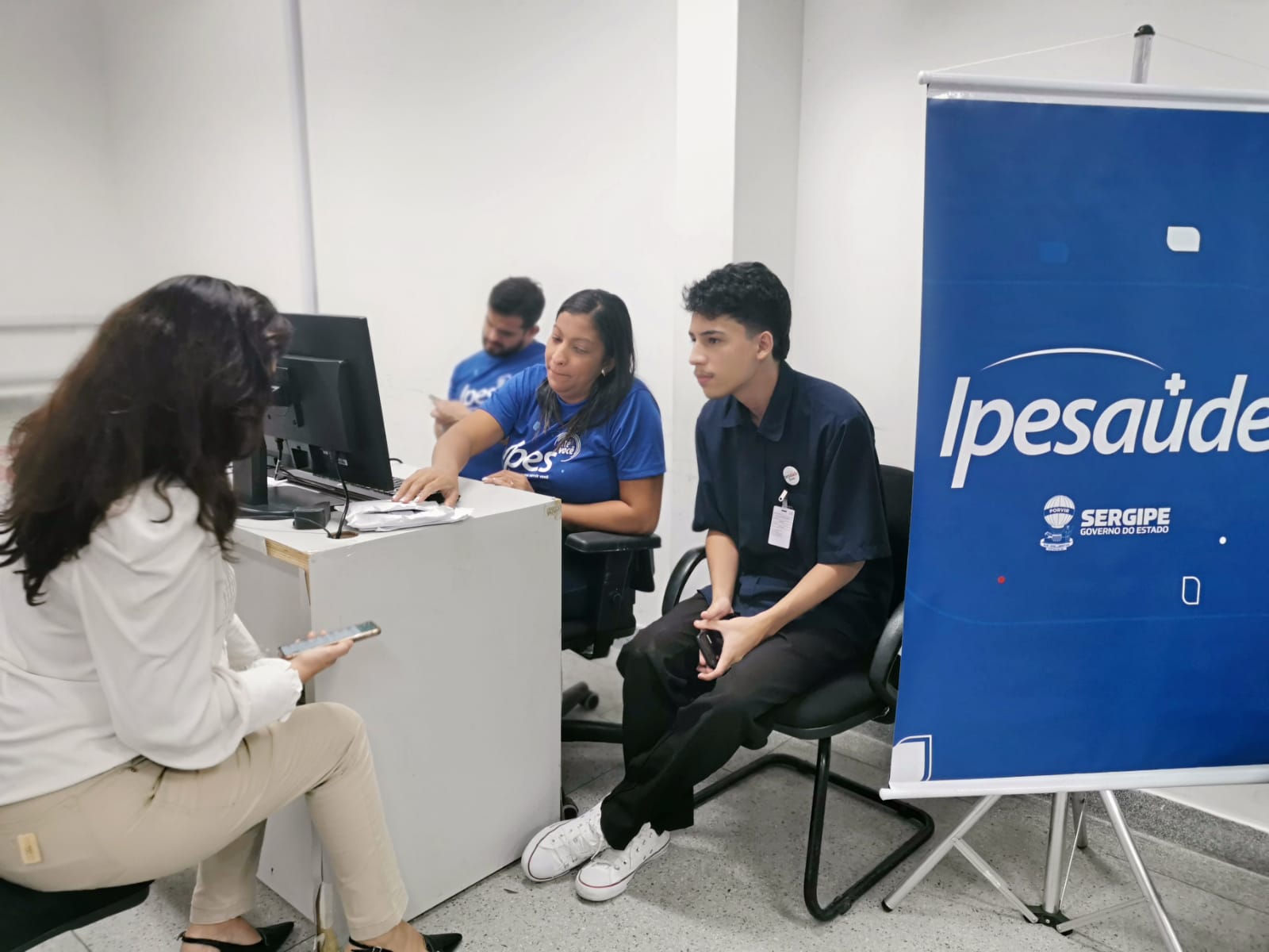 servidora é atendida pela equipe de cadastro foto michelle becker ascom seduc