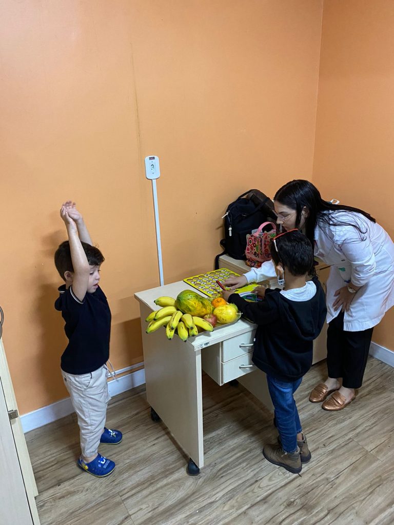 crianças aprendem sobre bons hábitos alimentares