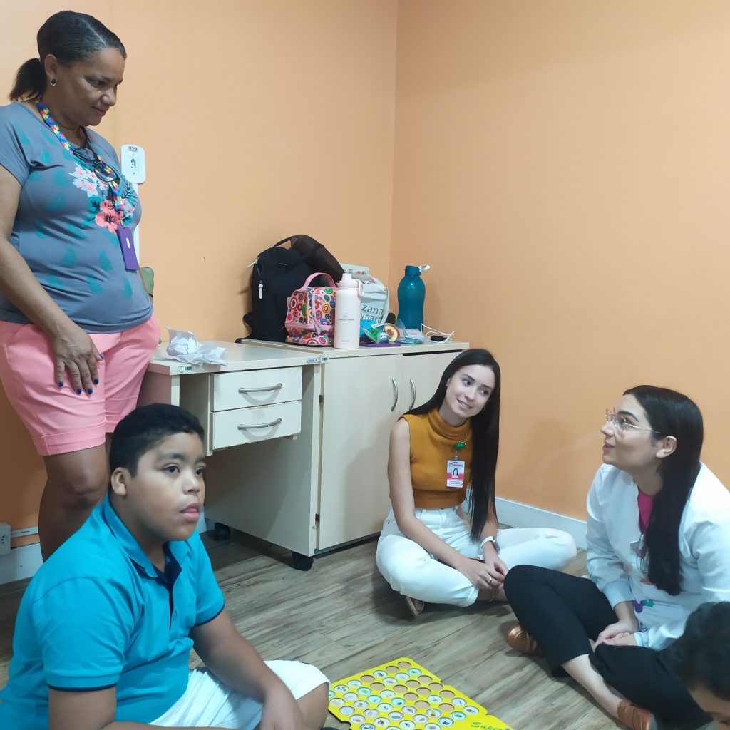 mãe atenta às explicações da nutricionista