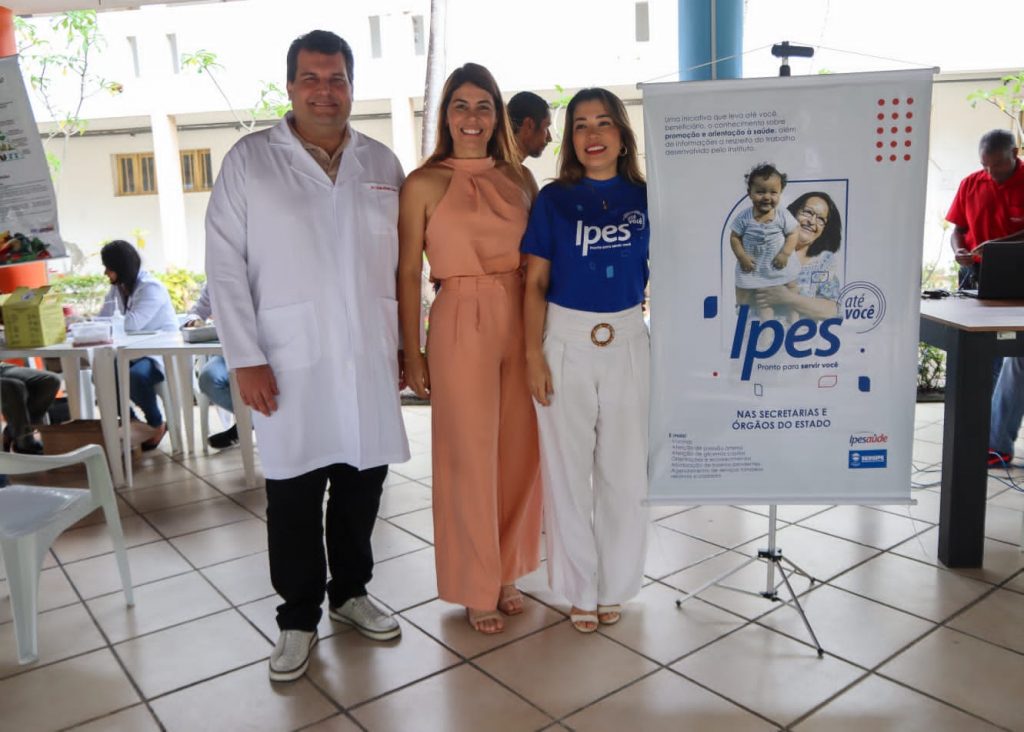 o presidente do ipesaúde cláudio mitidieri a secretária da assistência social, Érica mitidieri e a diretora de promoção àsaúde do ipesaúde, priscila kitawara foto agecom ipesaúde