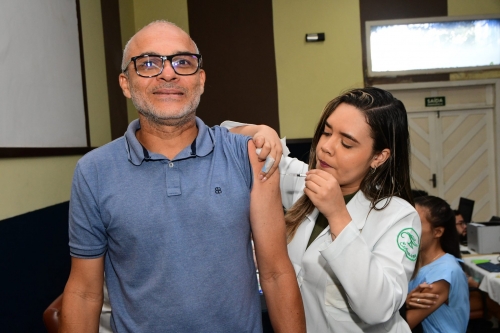 servidor coloca vacina em dias