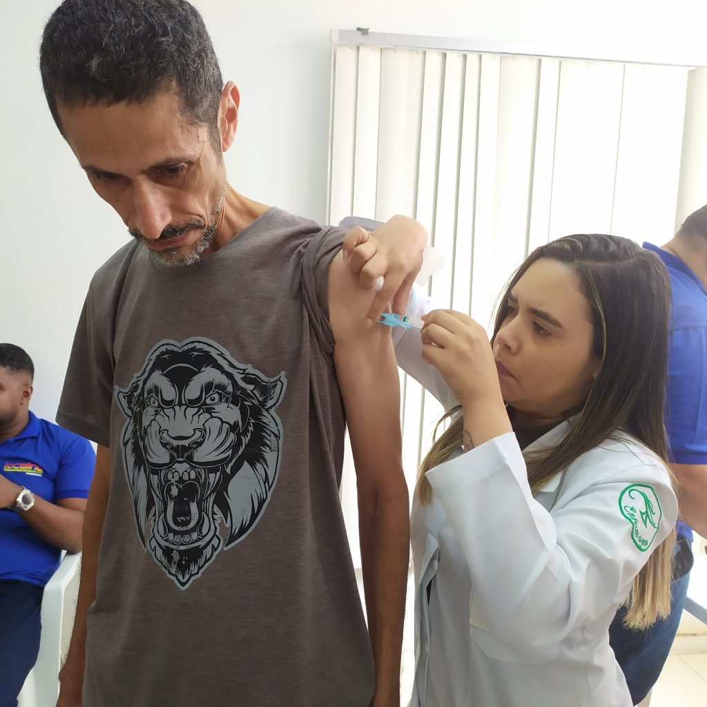servidor da seasc aproveitou para colocar a vacina em dias foto agecom ipesaúde