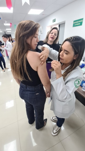servidora coloca em dias a vacina foto ascom pge