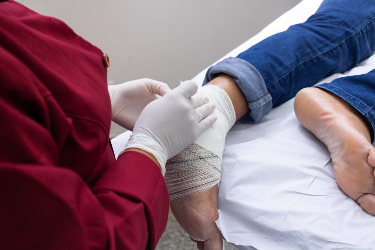 a enfermeira beatriz souza realizando curativo do beneficiário adalberto alves 768x512