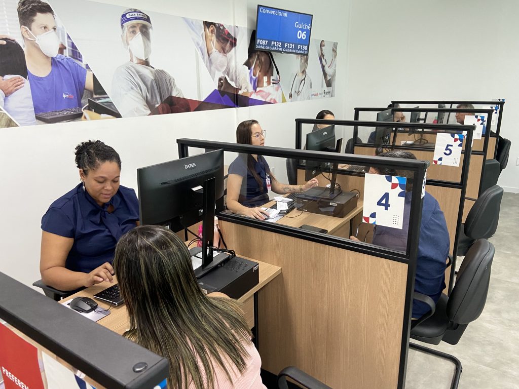 recepção do atendimento para marcação de consulta presencial, no centro de especialidades médicas do ipesaúde foto francielle nonato agecom