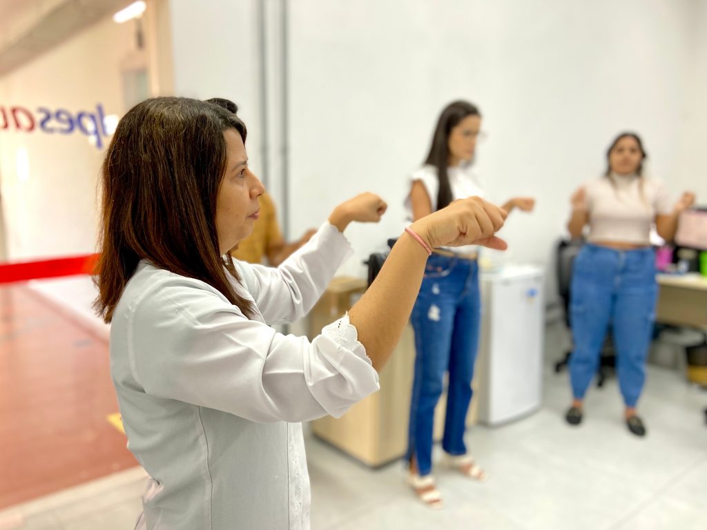 a fisioterapeuta márcia graziela realiza atividades de ginástica laboral com os colaboradores do ipesaúde