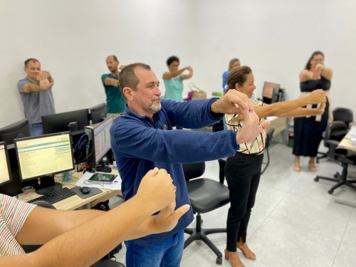 colaboradores realizam atividades de alongamento durante o projeto foto francielle nonato agecom