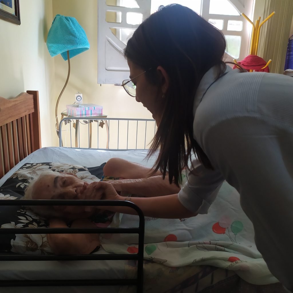 a beneficiária maria adelaide e a coordenadora do pad foto agecom