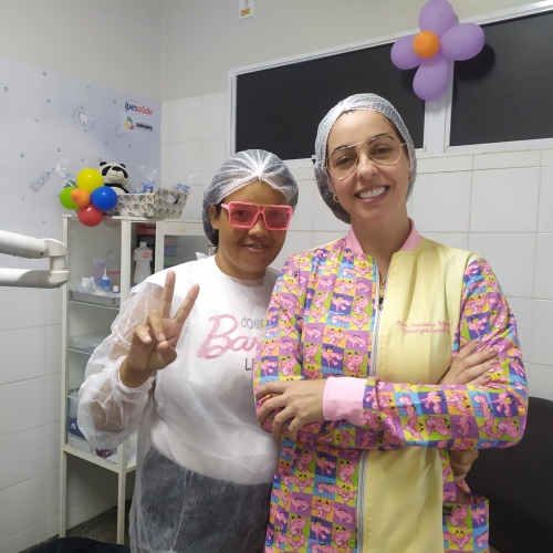 a odontopediatra isabela simone e a sua assistente foto agecom