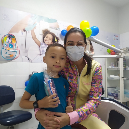 a odontopediatra isabela simone e o paciente pedro gabriel foto agecom
