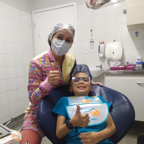 a odontopediatra isabela simone e o pequeno pedro gabriel foto agecom
