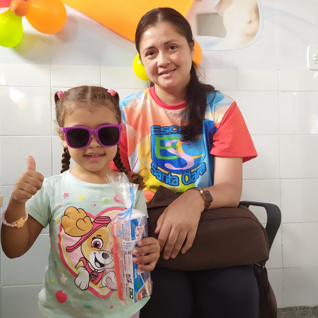 a pequena maria e a mãe, verônica de oliveira santos foto agecom