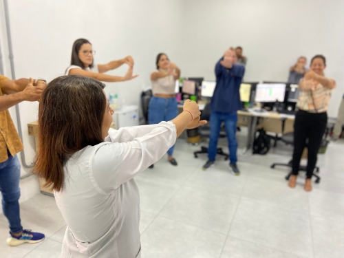 cuidar de quem cuida servidores da sede do ipesaúde se exercitando durante a atividade de ginástica laboral foto francielle nonato (1)