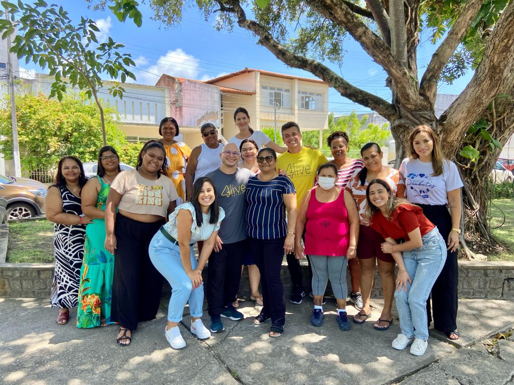 grupo de integrantes com os professores, a coordenadora do centro de endocrinologia e diabetes, kelly bignardi, e a equipe do programa