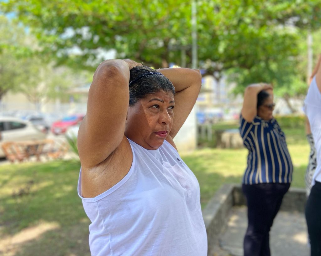 integrante do ipes leve realizando exercicío de alongamento