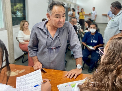 servidor se informando sobre as vacinas disponíveis