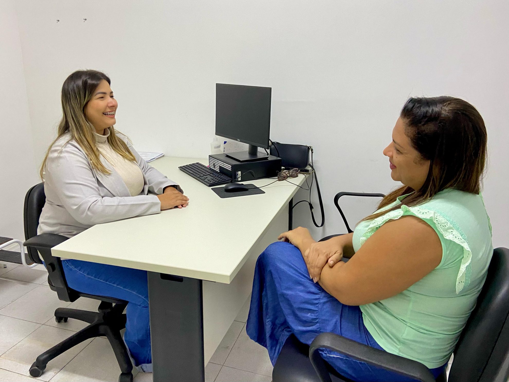a psicóloga aline lordão e a paciente elenice alves do nascimento santos foto1 francielle nonato