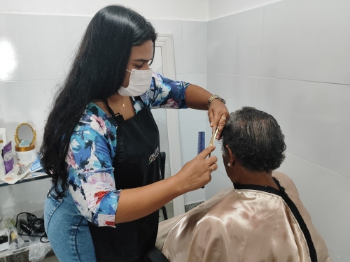beneficiários usufruíram de diversos serviços como o corte de cabelo foto ascom ipesaúde
