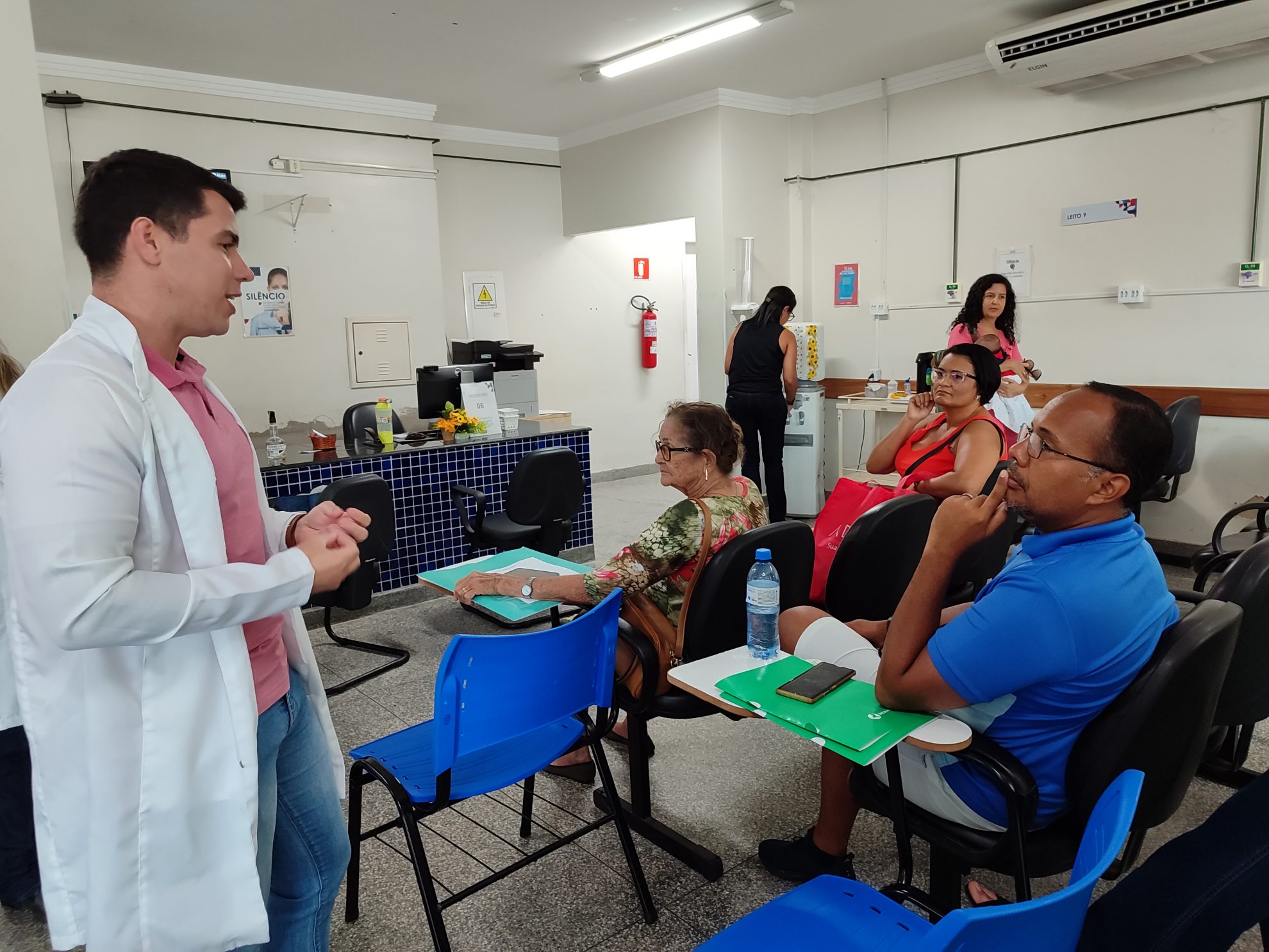 noel andrade esclarece as dúvidas do beneficiário júlio césar foto ascom ipesaúde