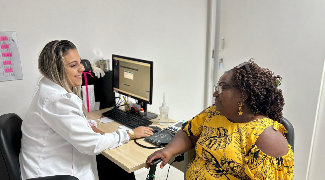 a interação da técnica de enfermagem, moniery novaes melo, durante o atendimento da pré consulta a paciente josefa oliveira foto francielle nonato