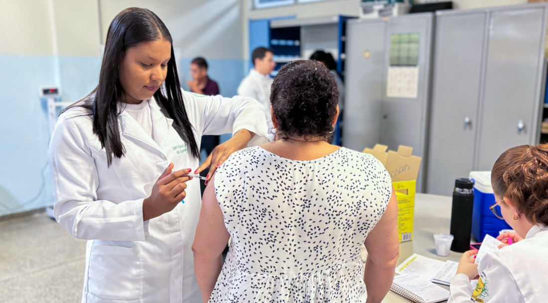 equipe do ipesaúde orienta servidores sobre vacinação foto francielle nonato