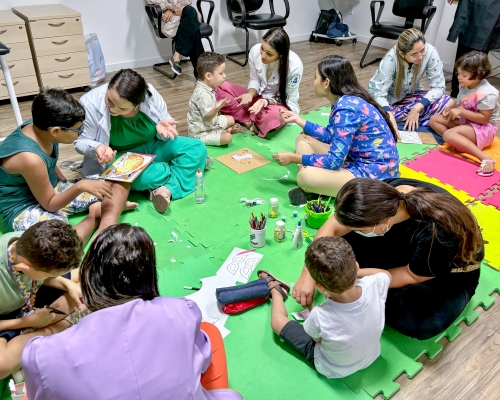 grande interatividade das crianças com os profissionais da equipe multidisciplinar do centro de reabilitação