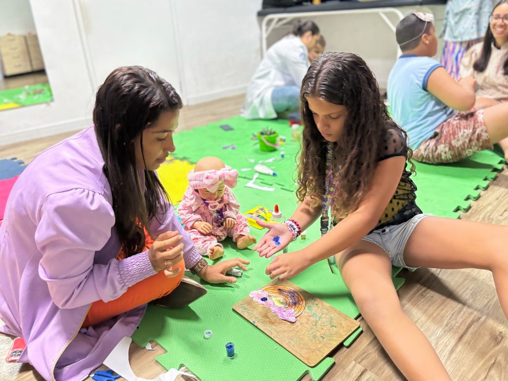 laila contou com o auxílio da neuropsicopedagoga quesia simões durante a atividade