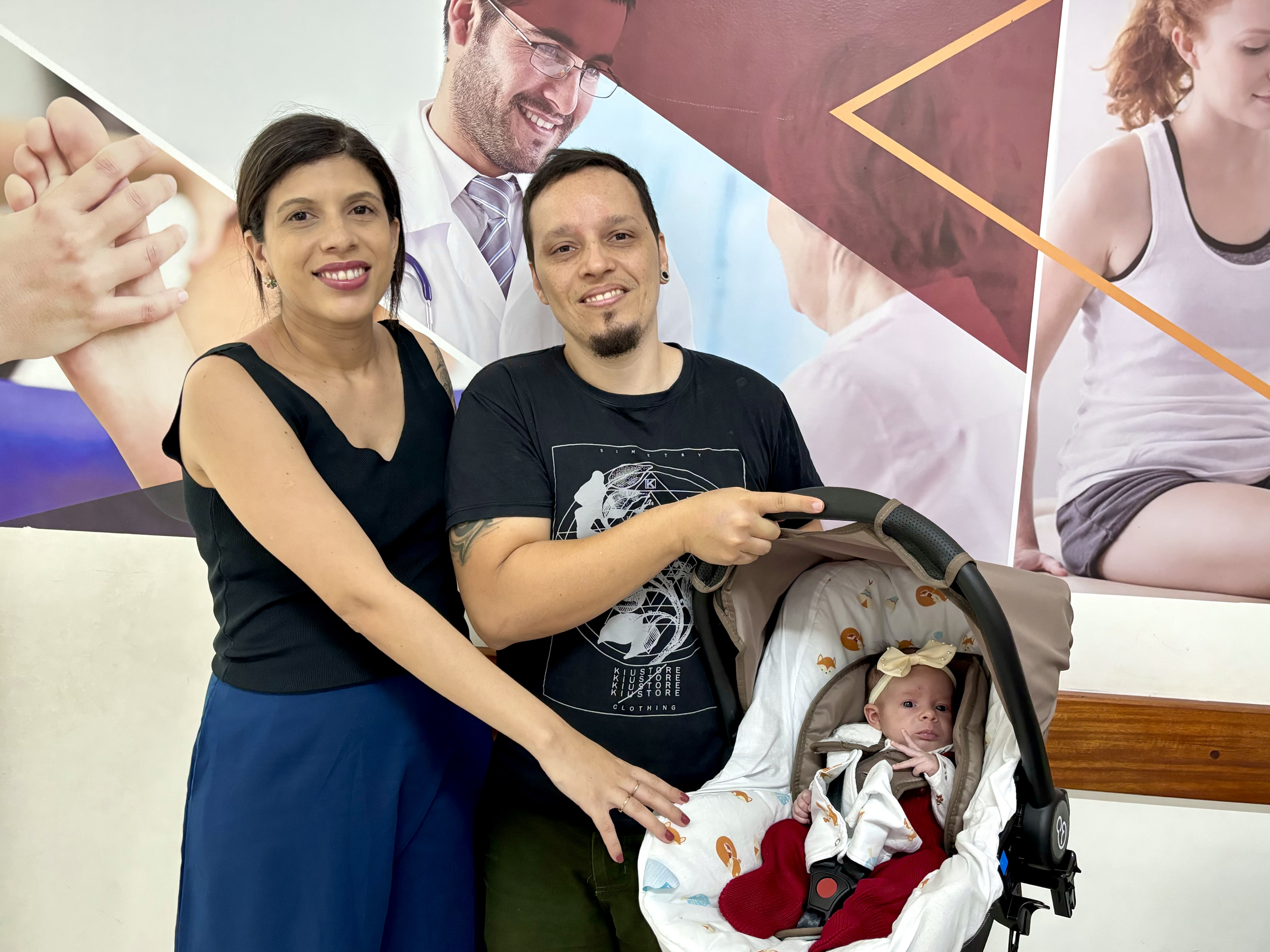 natália de jesus, juno sena, e a filha júlia. resultado do teste da linguinha foi normal foto francielle nonato