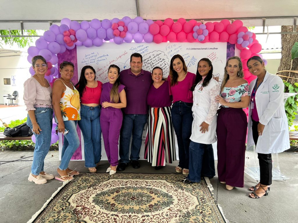 o presidente do ipesaúde, cládio mitidieri, com a diretora de promoção à saúde, priscila kitawara e colaboradoras da autarquia foto sara madureira