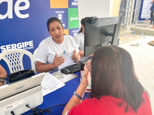 beneficiária busca informações e tira dúvidas no estande do ipesaúde 1