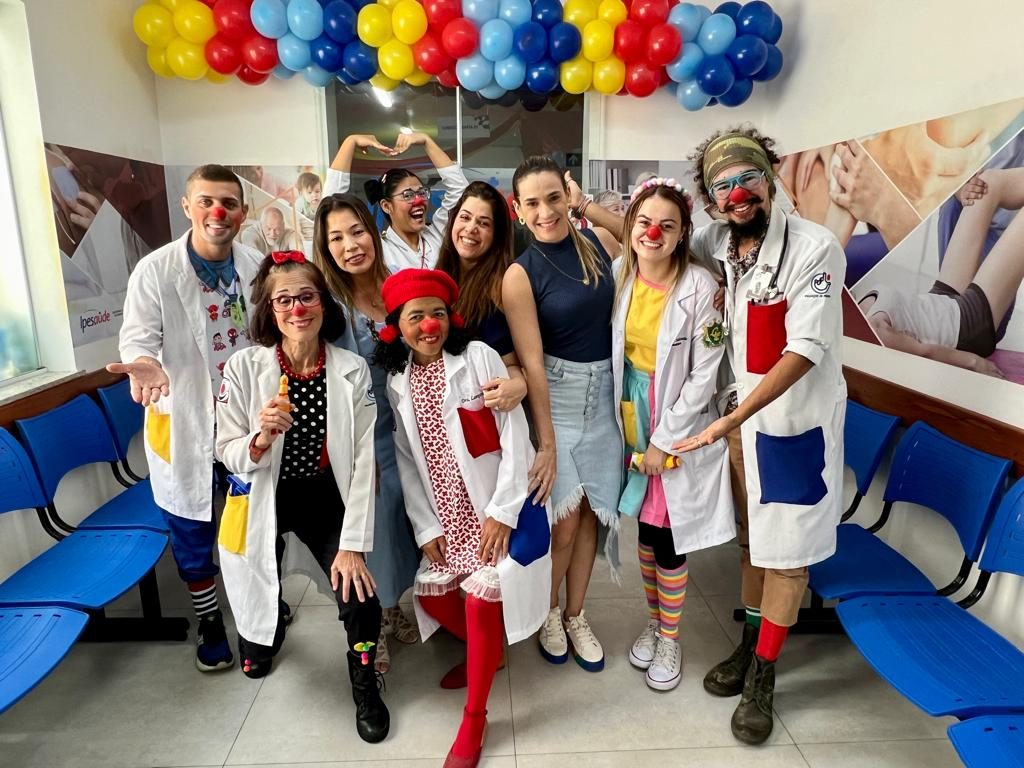 diretoras do ipesaude e o grupo palhaços de propósito
