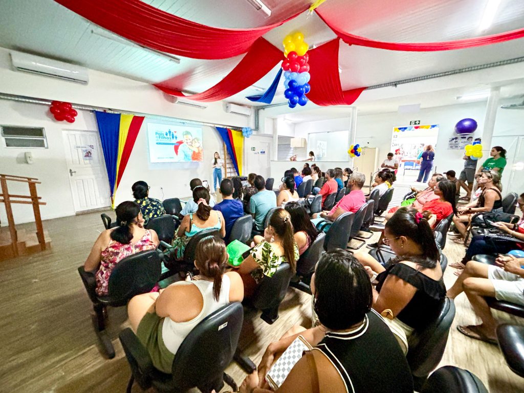 Enquanto as crianças estão nas oficinas, os pais assistem palestra com a psicóloga infantil