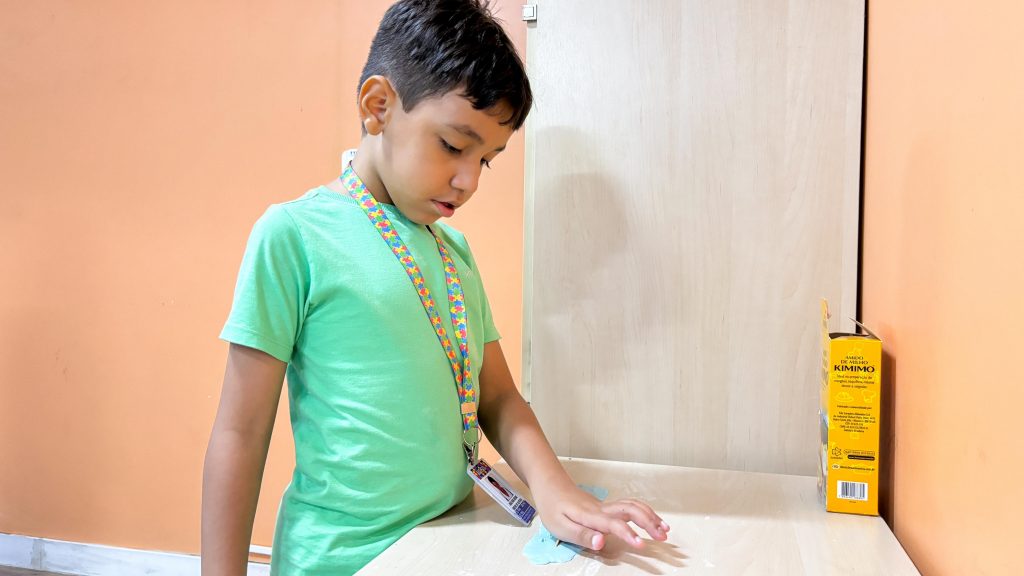 joão guilherme brincando de massinha