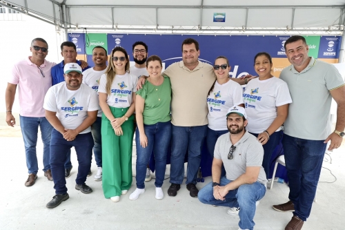 o presidente do ipesaúde, cláudio mitidieri, com a equipe, no estande do instituto