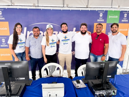 equipe do ipesaúde no estande