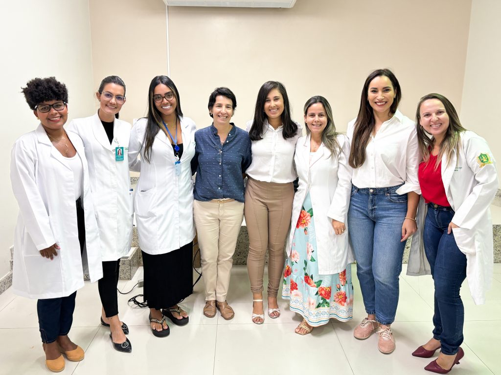 karla rezende, ao centro, com a coordenadora do centro de endocrinologia e diabetes, kelly bignardi, e a equipe de nutricionistas, enfermeiras e assistentes sociais do ipes leve foto francielle nonato