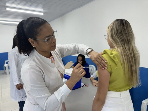 servidor coloca a vacina em dias