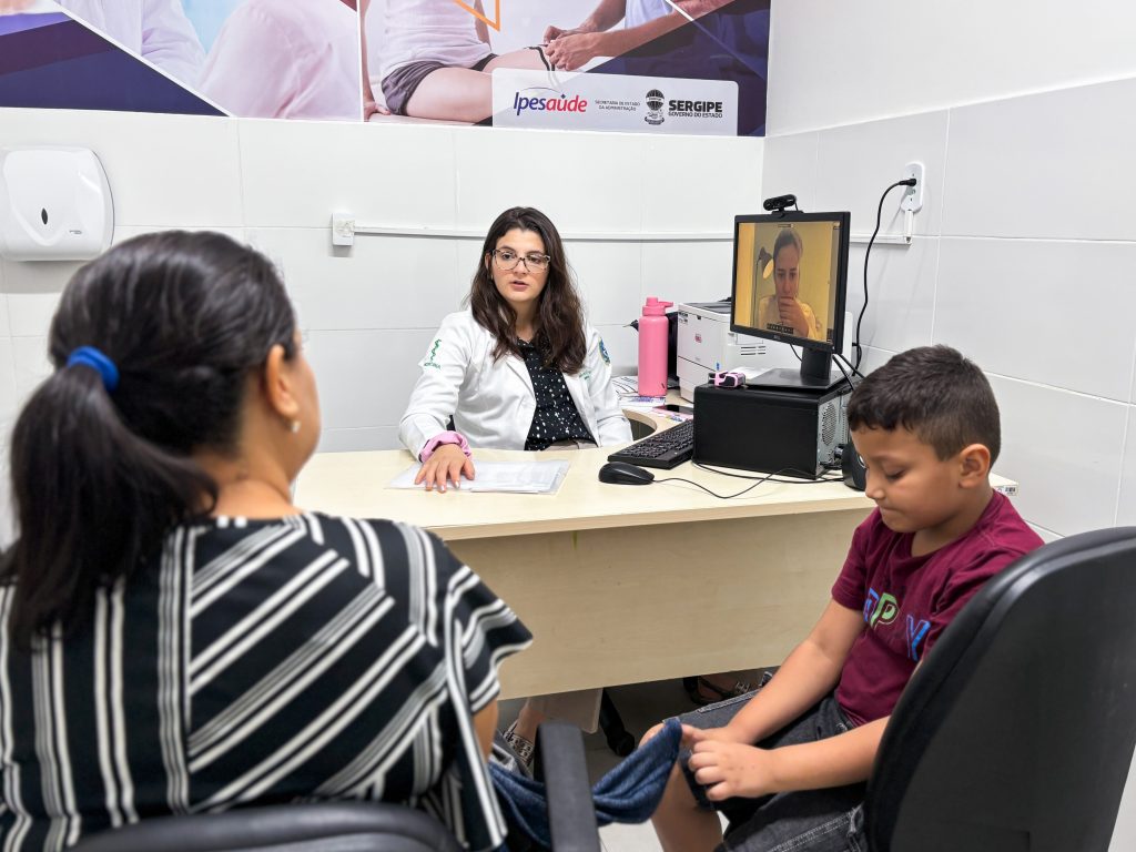 sydneyde santos bezerra costa e o filho joão lorenzo durante a consulta de telemedicina foto francielle nonato