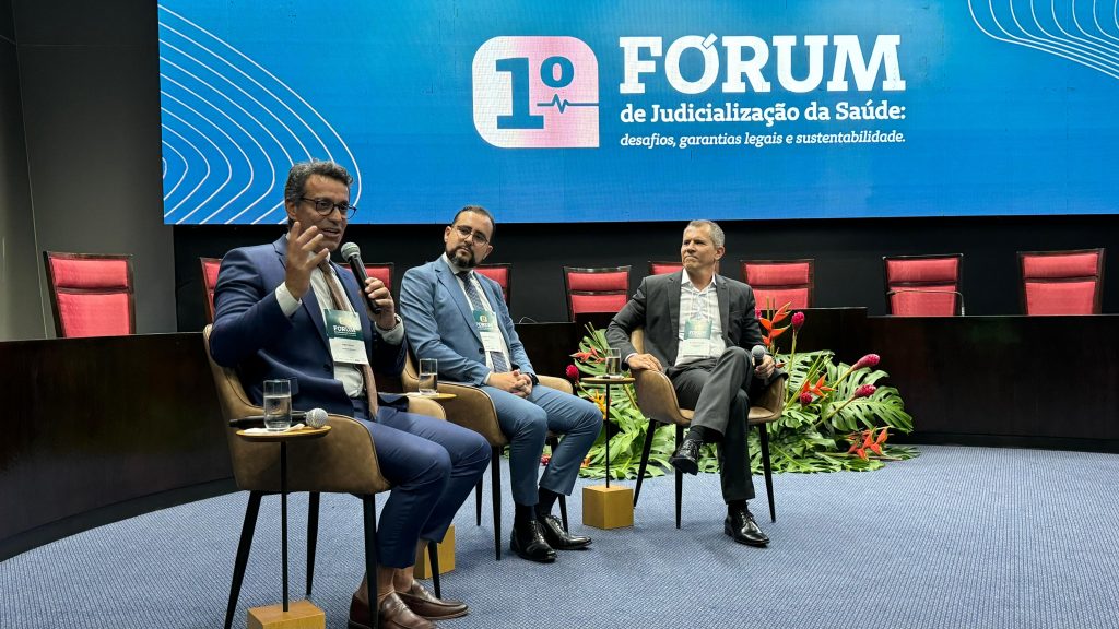 presidente do ipesaúde walter pinheiro mediou a mesa nesta tarde