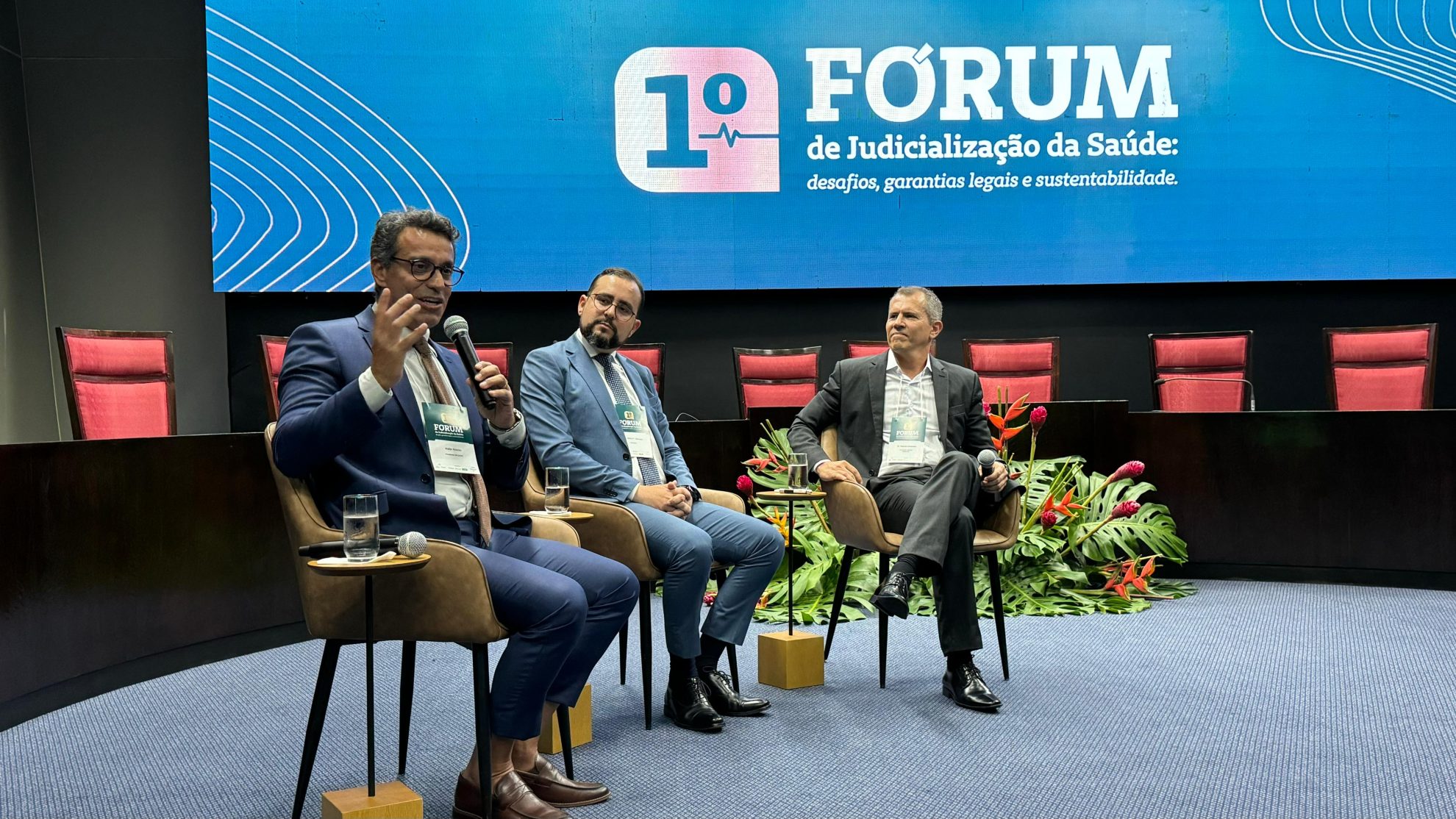 presidente do ipesaúde walter pinheiro mediou a mesa nesta tarde