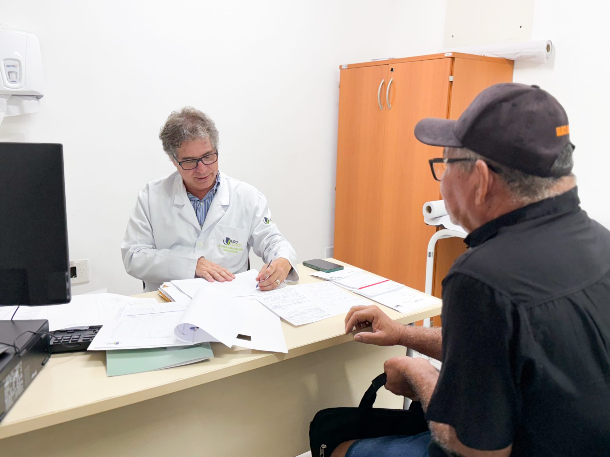 enéas dos santos em consulta com urologista do ipesaúde