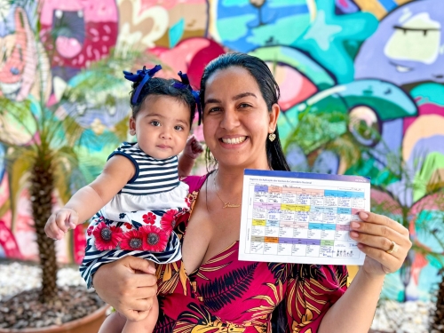 beneficiária eduarda com o cartão de vacina em dia foto matheus martins (2)