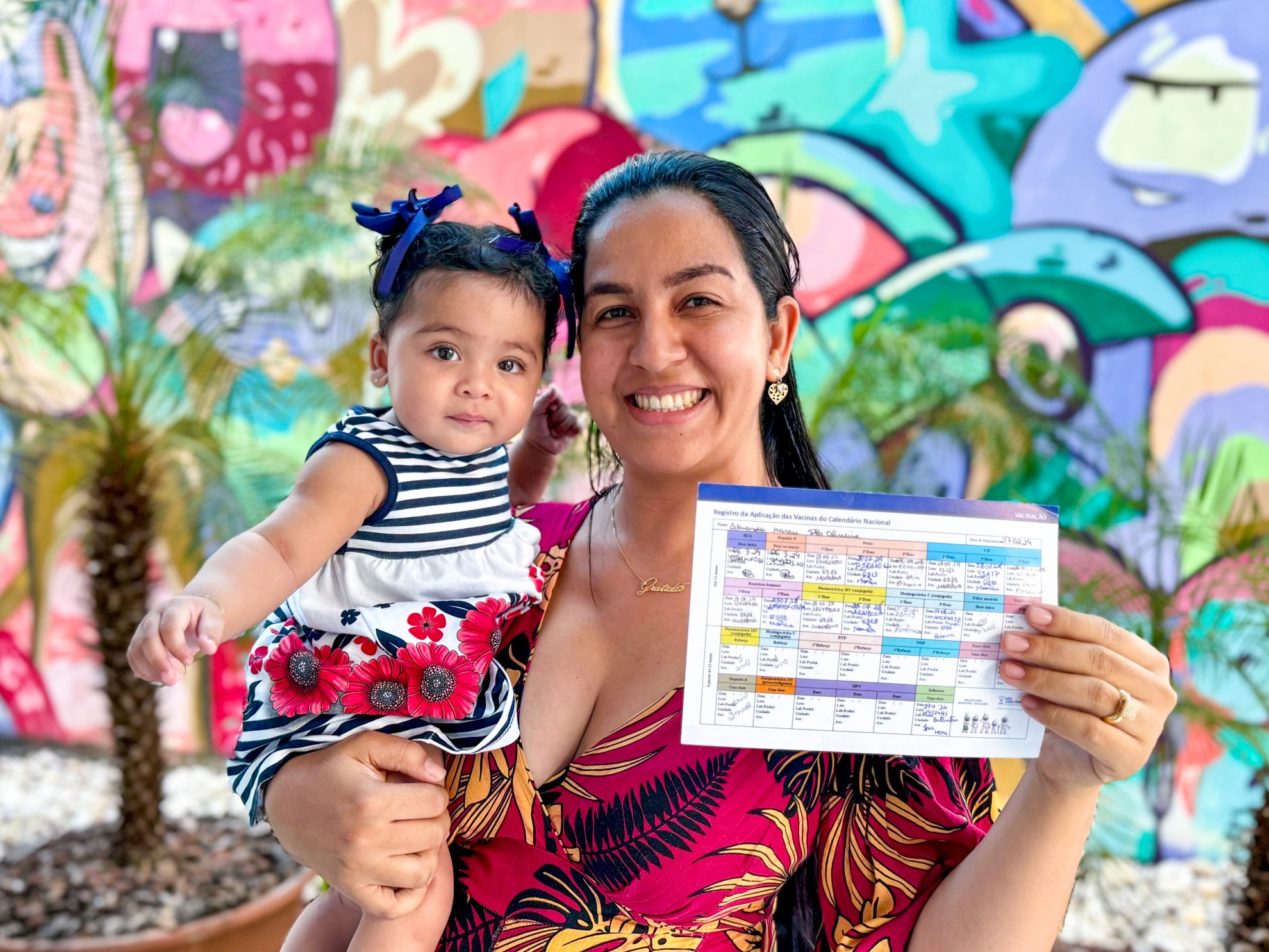 beneficiária eduarda com o cartão de vacina em dia foto matheus martins (2)