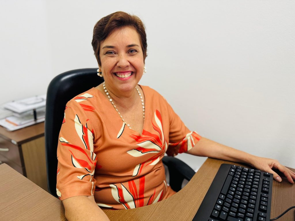 cláudia pardo, diretora de controle e cadastramento com os beneficiários do ipesaúde