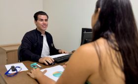 nutricionista atendendo beneficiária no centro de endocrinologia e diabetes do ipesaúde 2