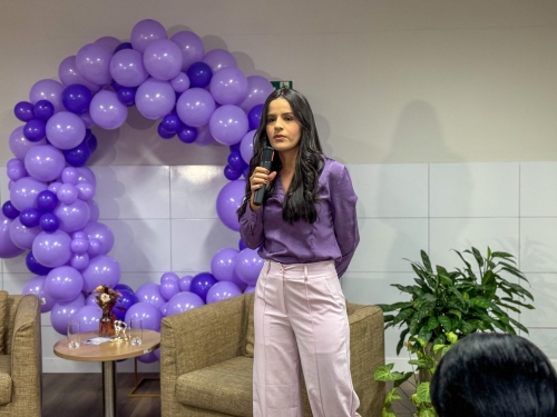 a coordenadora do evento layla carvalho